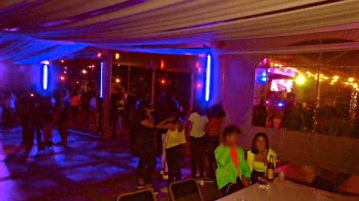 Fiesta clandestina: desalojan a jóvenes de edificio dañado en la Roma