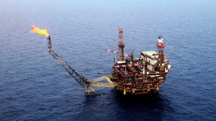 Petróleo cierra en 86.6 dólares por barril; gobierno garantiza precio de gasolina en 24 pesos