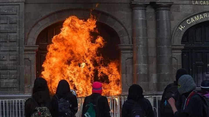 Feministas queman fachada del Congreso en el Estado de México
