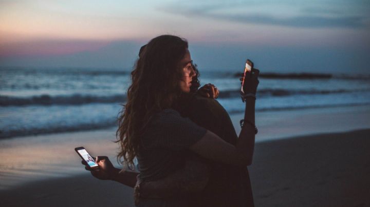 Razones por las que no deberías revisar el celular de tu pareja
