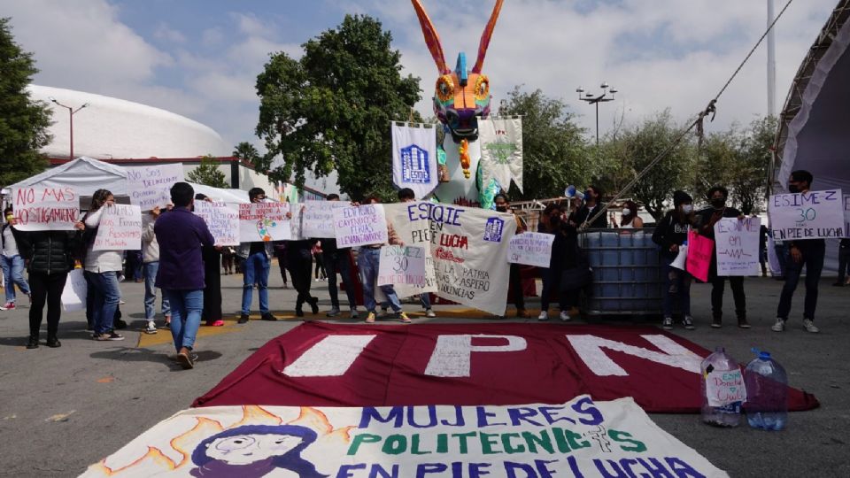 Alumnos del IPN protestaron durante la inauguración y Actividades de la Feria Internacional del Libro en Zacatenco