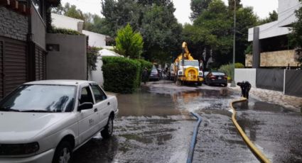 Los ricos también se encharcan: se desbordan aguas negras en Lomas de Chapultepec