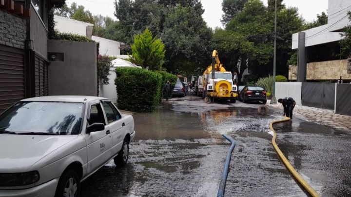 Los ricos también se encharcan: se desbordan aguas negras en Lomas de Chapultepec