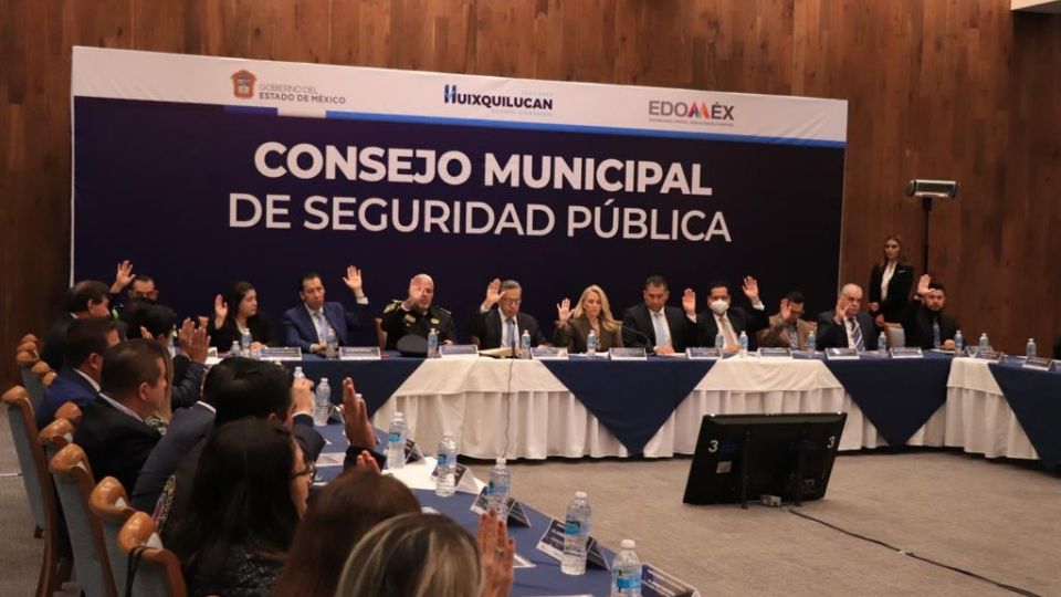 la alcaldesa de Huixquilucan, Romina Contreras Carrasco, entregó el Certificado Único Policial.