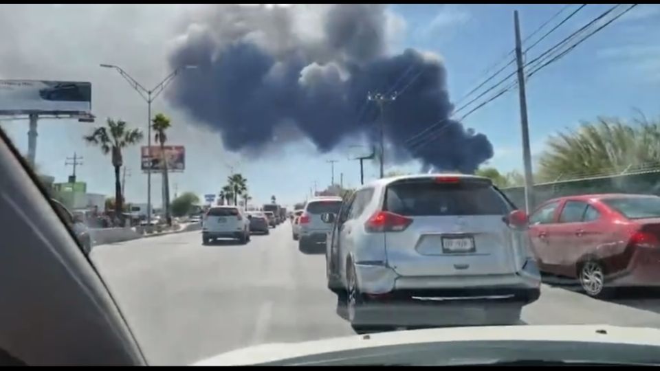 Al intentar grabar un fuerte incendio en Nuevo Laredo automovilista choca