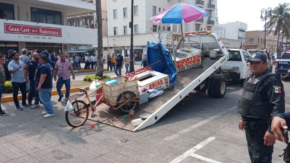 Policías y personal del Ayuntamiento de Veracruz desalojaron a vendedores