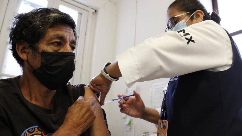 Inicia campaña de vacunación contra la influencia en la Ciudad de México.