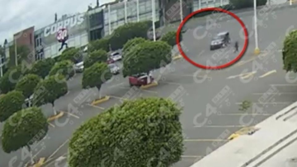 La camioneta en la que circulaban los dos menores cristaleros fue localizada al entrar al estacionamiento de la tienda ubicada en Mariano Escobedo y Malecón del Río.