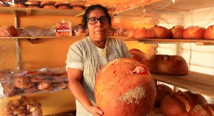Elaboración de pan de muertos, una tradición que vive en Oaxaca