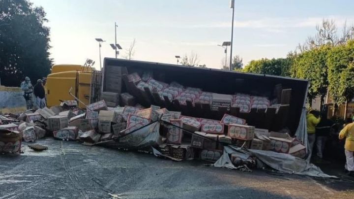 Tráiler con huevos vuelca sobre La Pera, en la México-Cuernavaca