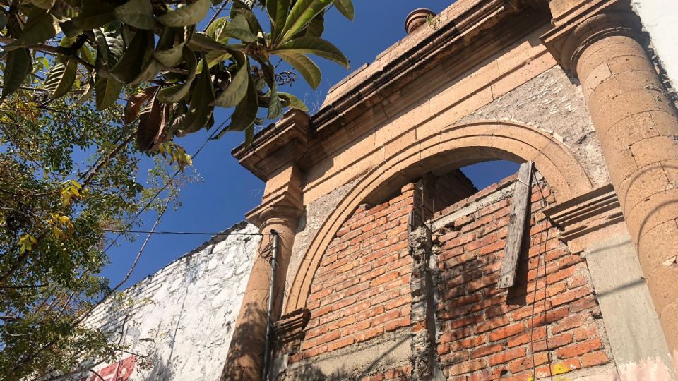 El pórtico  de lo que sería un cementerio del siglo XIX en Los Limones sigue en pie en Avenida La Merced