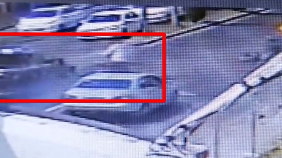 En un video se ve que cuando el semáforo marca rojo, los automóviles frenan y la víctima empieza a cruzar las calles, pero la patrulla pasa a toda velocidad y la embiste