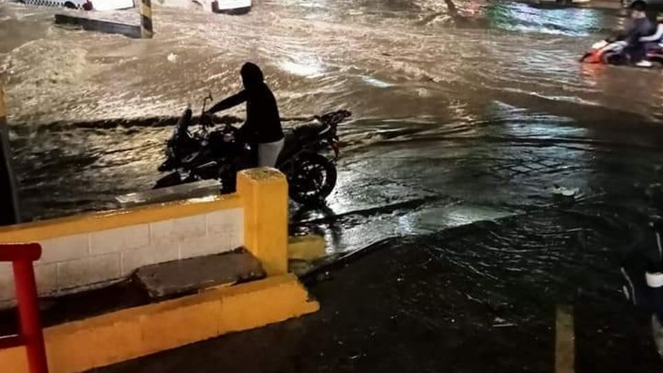 Fuertes lluvias en CDMX causan caos vial en López Portillo en Coacalco y Tultitlán