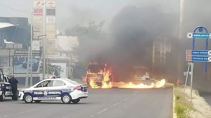 Queman microbús de pasajeros en Naucalpan por negarse a pagar derecho de piso