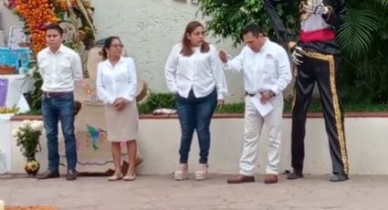 VIDEO: En acto cívico, alcalde de Tepetzintla violenta a síndica