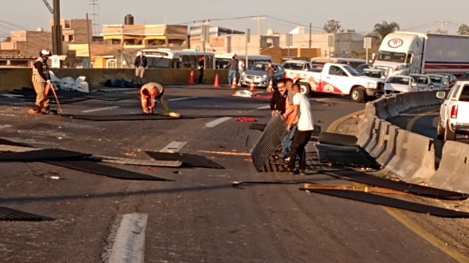 Protección Civil cerró el camino, y ciudadanos ayudaron a recoger las piezas regadas en la carretera.