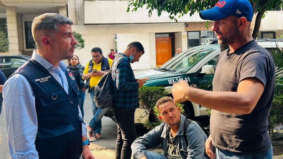 Migrantes venezolanos pernoctan a fuera de la embajada de Venezuela.