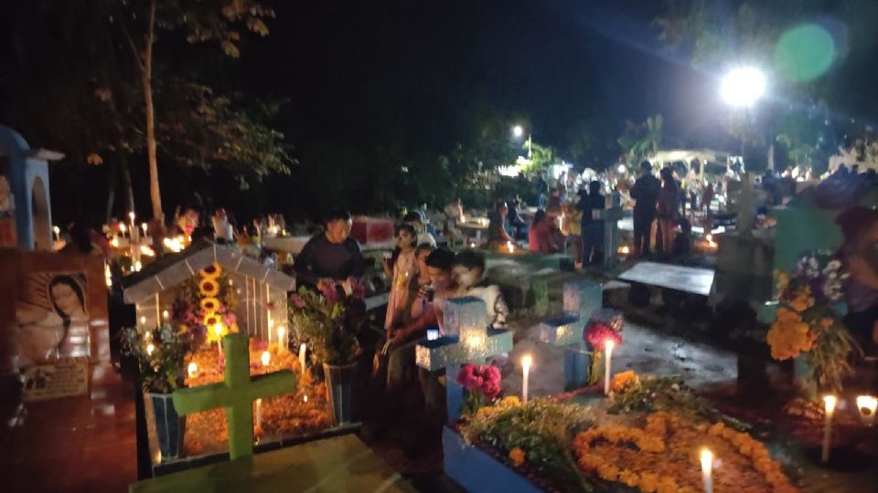 En Día de Muertos, familias llegan para pasar la noche en los cementerios