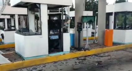 VIDEO: Normalistas atacan con bombas molotov casetas de cobro