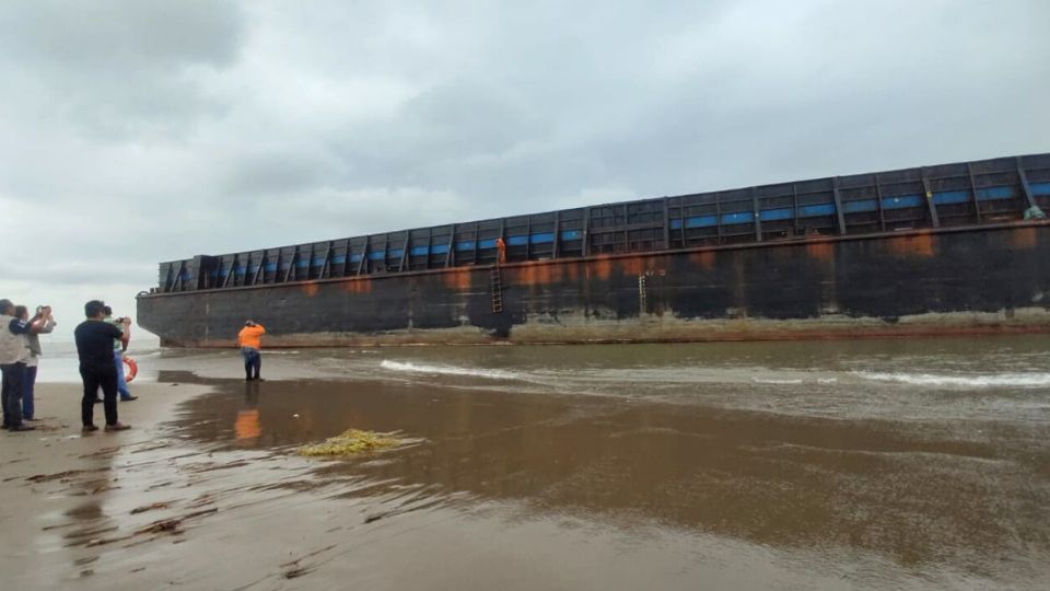 La barcaza regresaba de dejar grava en la obra del Tren Maya.