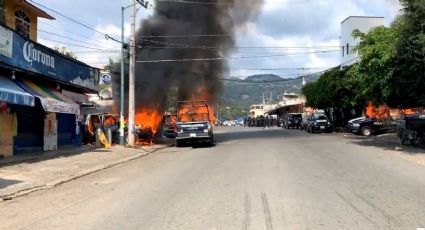 VIDEO: Taxistas se manifestan y queman patrullas en Tejupilco, Estado de México