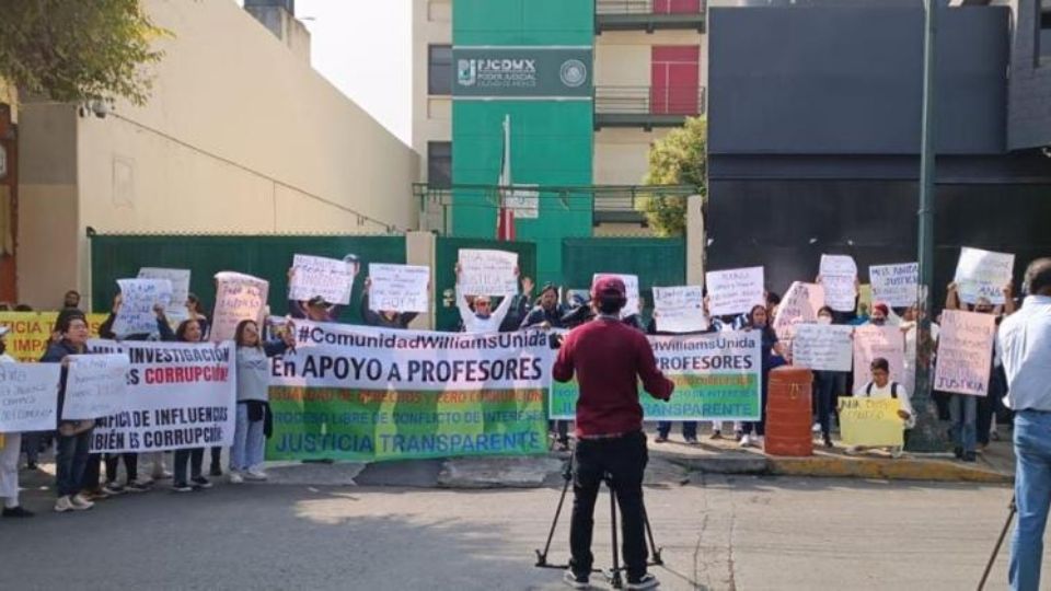 Padres de familia se manifiestan  en la audiencia de la maestra de natación de Abner