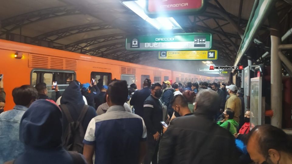 'Un tren comenzó a sacar humo cuando llegó a la estación Oceanía. Nos bajaron del metro, pero no nos dieron más indicaciones', comentó una de las pasajeras afectadas.