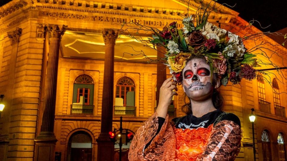 La Catrina posó frente al Teatro Manuel Doblado de León.