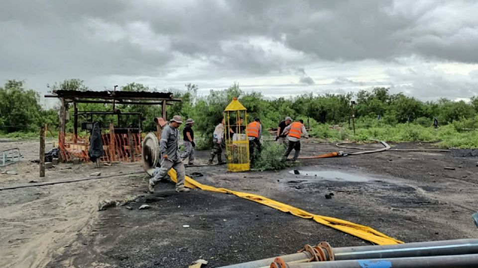 El 3 de agosto pasado, la abrupta entrada de agua de un pozo de carbón en el predio El Pinabete inundó el socavón. Cinco trabajadores fueron expulsados al exterior por el impacto del agua y diez más siguen atrapados.
