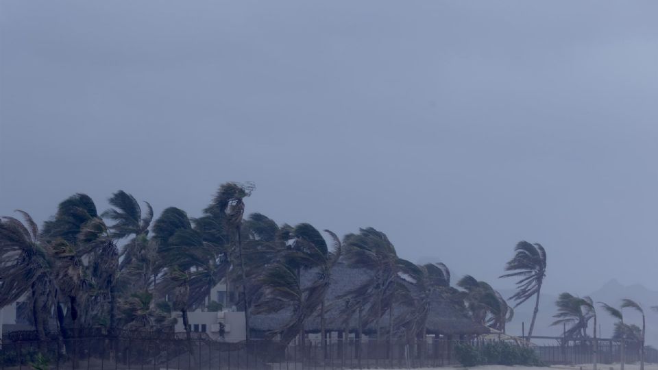 El huracán Lisa se desplaza hacia el interior de Belice con lluvia, viento y dejando marejada ciclónica hasta alcanzar en los próximos días el norte de Guatemala y el sureste de México.