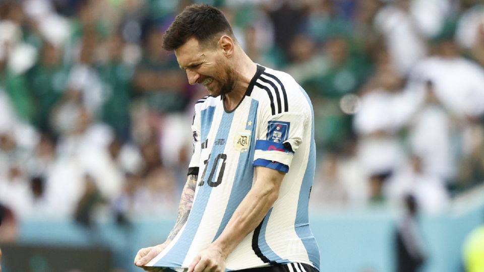 Messi, con su vestuario roto
