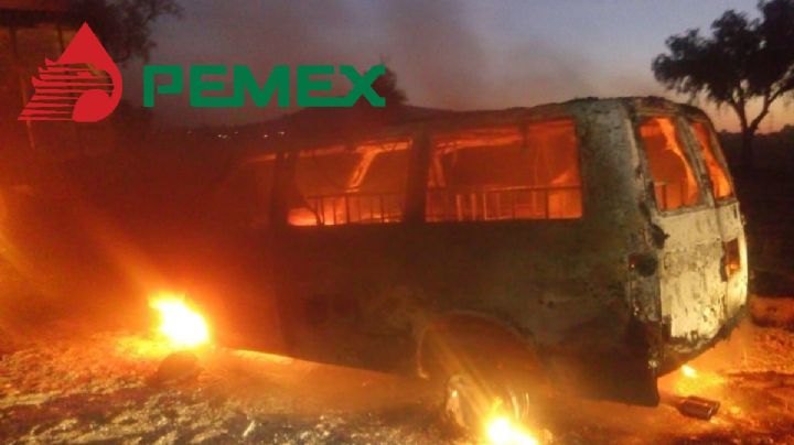 Huachicoleros dejan ardiendo dos camionetas en Ajacuba | FOTO