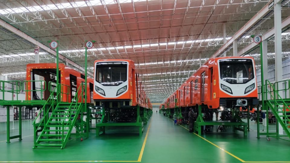 Los trenes que circularán en la Línea 1 del Metro próximamente son ensamblados en los talleres de la empresa CRRC, en Querétaro.