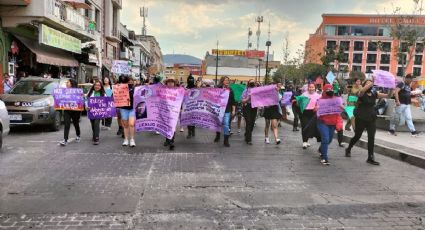 Mamás víctimas de violencia vicaria encabezan marcha del 25N en Pachuca