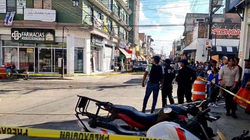 En la esquina de las calles Leandro Valle y 20 de noviembre quedó el cuerpo sin vida de un presunto 'perfumero'.