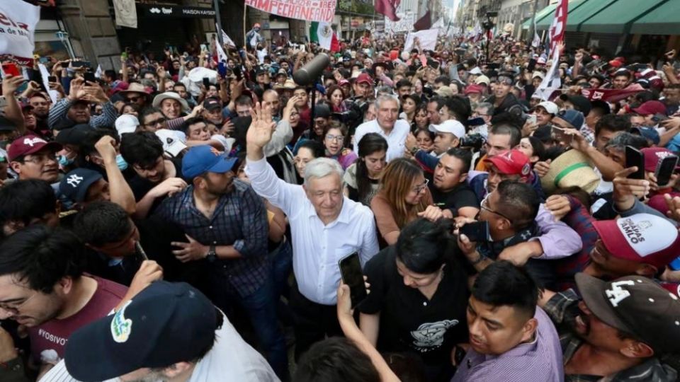 Con un retraso de tres horas, López Obrador enumeró los 110 logros de su administración y volvió a arremeter contra la prensa, a la que calificó de “vendida”