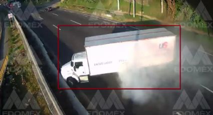VIDEO: Captan momento exacto de la volcadura de una camioneta de carga en la México-Toluca