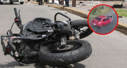 VIDEO: automovilista arrolló a un motociclista, autobús y camioneta impiden su fuga