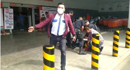 Guardia de tienda comercial agrede a reportera en Huejutla | VIDEO