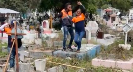 VIDEO: Servidores públicos bailan sobre una tumba en panteón de Iztapalapa