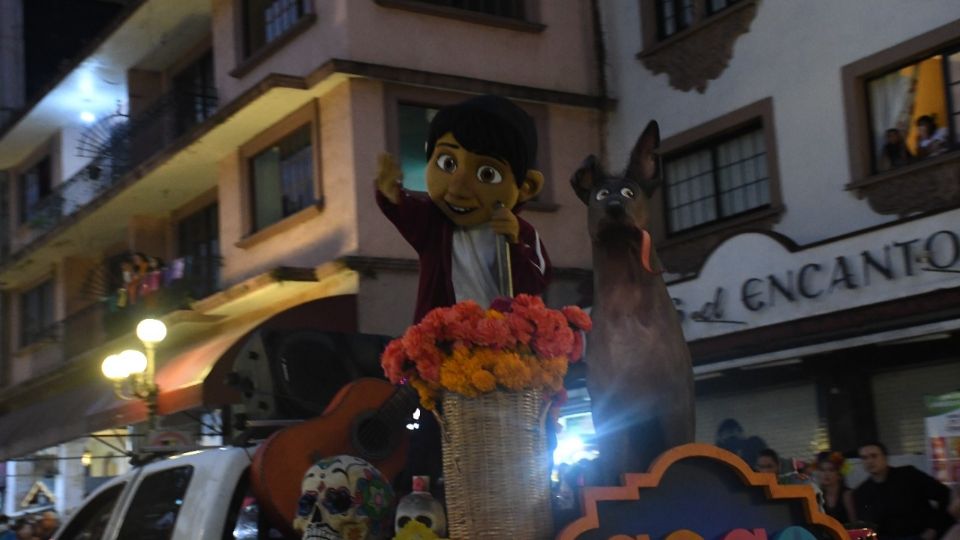 Homenaje al Cine Mexicano, desfiles, danzas, personajes de la película 'Coco', se encontraron en el desfile