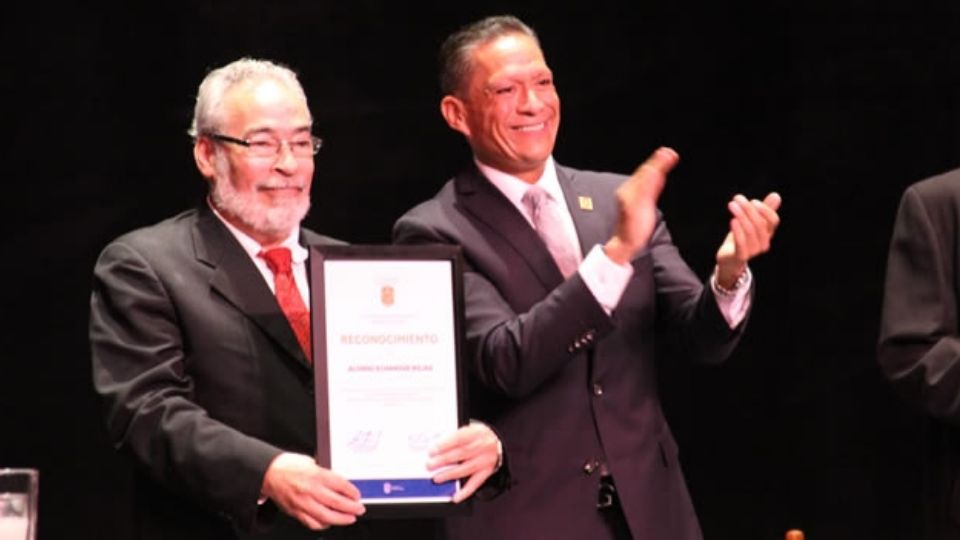 El primer actor, recibiendo un homenaje en la Universidad de Guanajuato en 2018.El rector Luis Felipe Guerrero Agripino le entregaba un reconocimiento por sus dos décadas dirigiendo el grupo de actuación de la UG.