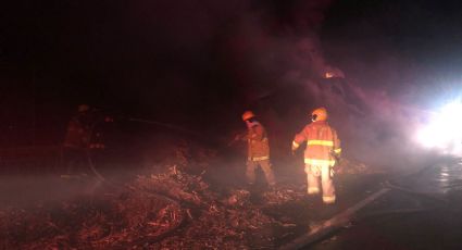 Cae tracto camión a barranca del Metlac; chofer salva la vida