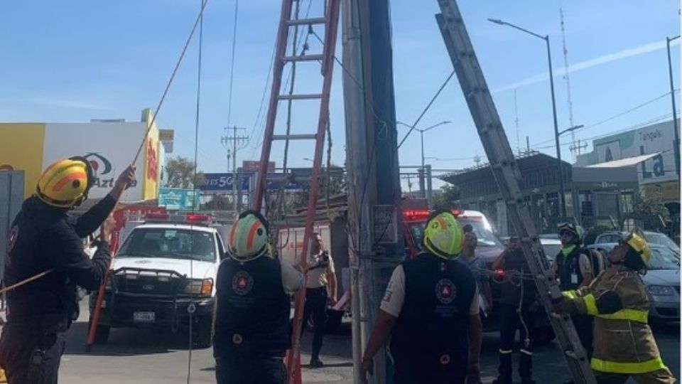 Labores de rescate del hombre que sufrió una fuerte descarga eléctrica.