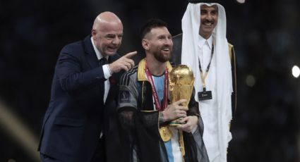 ¿Qué significa la 'capa' negra que le pusieron a Messi antes de levantar el título con Argentina?