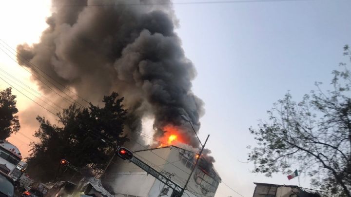 VIDEO: Intenso incendio consume bodega de tenis en Tepito; Sandra Cuevas pide pipas de agua