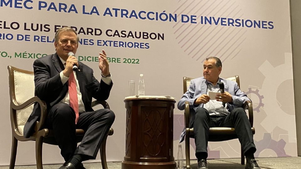 Marcelo Ebrard estuvo este viernes con empresarios del Bajío. Lo recibió el presidente de Concamin regional, Ismael Plasencia Núñez (der.)