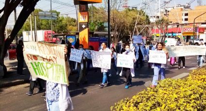 Médicos pasantes de Pemex marchan para exigir se les pague su aguinaldo