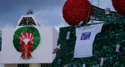 Protestan en árbol navideño con fotos de personas desaparecidas en Cancún