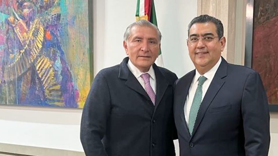El gobernador interino de Puebla con el secretario de Gobernación, Adán Augusto López